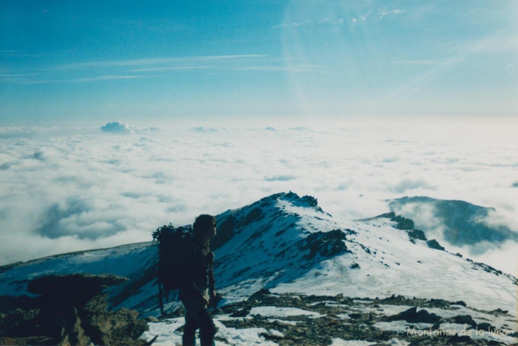 Joaquín en Loma Pelada admirnado el mar de nubes sobre las Alpujarras
